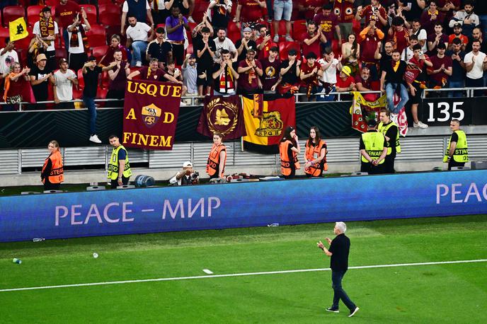 navijači Rome | Navijači Rome in trener rimskega kluba Jose Mourinho so bili po finalu lige Europa besni. | Foto Guliverimage