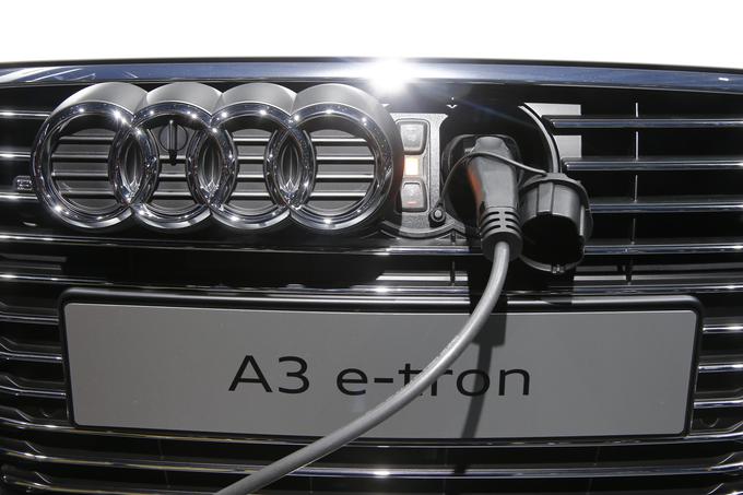 To je audi, ki nima več le štirih, temveč pet "krogov". Tisti peti je v različici e-tron namenjen priključnemu kablu. | Foto: Reuters