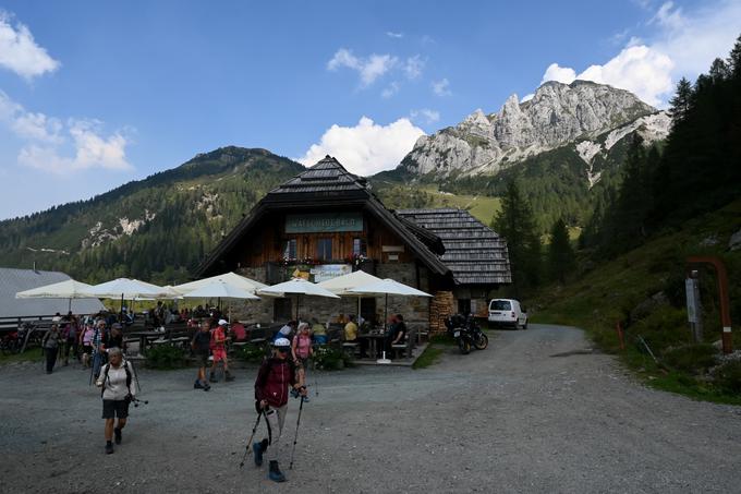 Watschinger Alm in nad to planino levo Kammleiten in desno dvatisočak, Krniške skale (Gartnerkofel) | Foto: Matej Podgoršek