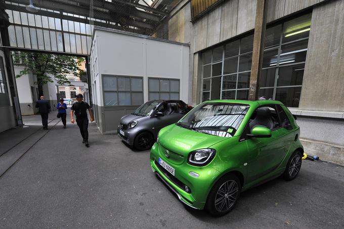 Električni smart fortwo cabrio electric drive hoče v mestu izstopati ne zgolj s svojo eko zgodbo z ničelnim oziroma izjemno nizkim ogljičnim odtisom. Želi si pozornosti, želi biti modna ikona, zato so pri Smartu zelo drzno stopili na sceno z barvami in dodatki. Pravijo, da lahko kupec v salon pride s kakršnokoli bravo in jo bo dobil. Za piko na i ponujajo še športni dres Brabus ali izdatno DJ glasbeno okrepljeno izdajo. | Foto: Jure Gregorčič