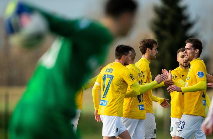 Pri Bravu nastopa veliko obetavnih mladih igralcev, najbolj izkušena pa sta zagotovo nekdanja slovenska reprezentanta Luka Žinko in Andraž Kirm. | Foto: Vid Ponikvar