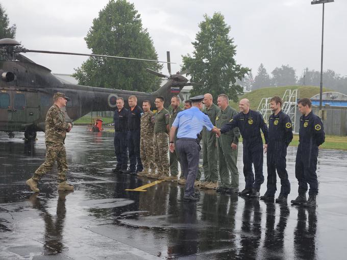 Sprejem posadk Policije in Slovenske vojske, ki sta s helikopterji pomagali pri obvladovanju obsežnih požarov v Severni Makedoniji. | Foto: STA