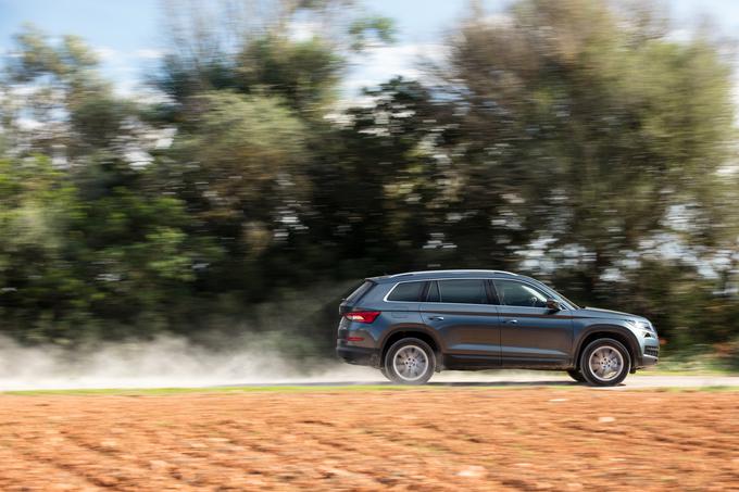 Izdatnemu prostoru so namenili tudi precej visoko nosilnost. Kodiaq poleg lastne mase lahko pelje do 675 kilogramov tovora. Postavili so ga na zaznano prilagodljivo Volkswagnovo platformo MQB in karoserijo zgradili po načelu lahke gradnje s kombinacijo različnih struktur, med katerimi so tudi ultratrda jekla. Najlažji kodiaq tehta 1427 kilogramov, kar je za avtomobil teh dimenzij dober rezultat, ki se pozitivno odraža na voznih lastnostih in energijskih zahtevah. | Foto: Škoda