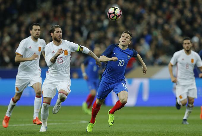 Dvoboj Sergia Ramosa (Španija) in Kevina Gameira (Francija) v Parizu. | Foto: Reuters