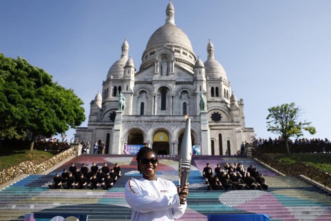 Filmska igralka Claudia Tagbo pred cerkvijo Sacre-Coeur. | Foto: Reuters