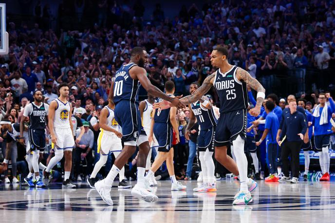 Dallas Golden State | Veselje podajalca Tima Hardawaya Jr. in strelca zmagovitega koša P. J. Washingtona. Dallas je zmagal s 108:106. | Foto Reuters