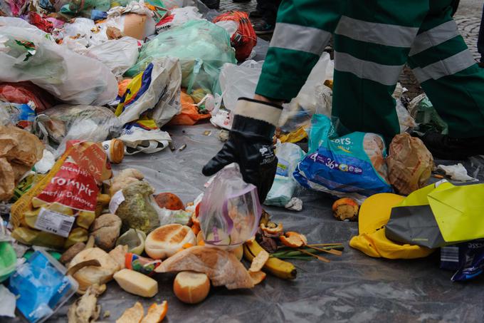 Komunala na Vrhniki v teh mesecih, ko je bioloških odpadkov zaradi urejanja vrtov in košnje največ, dnevno zbere povprečno 15 ton tovrstnih odpadkov (fotografija je simbolična).  | Foto: STA ,