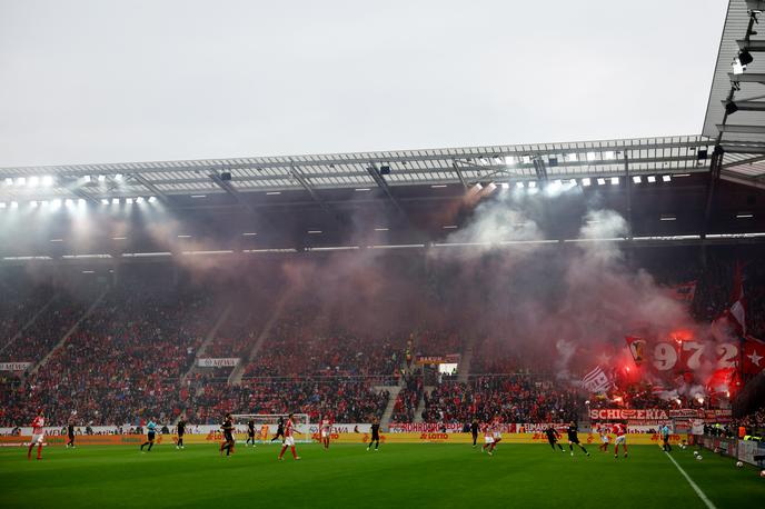 Mainz Bayern | V Mainzu so navijači Bayernu pripravili peklenski sprejem in se veselili zmage. | Foto Reuters