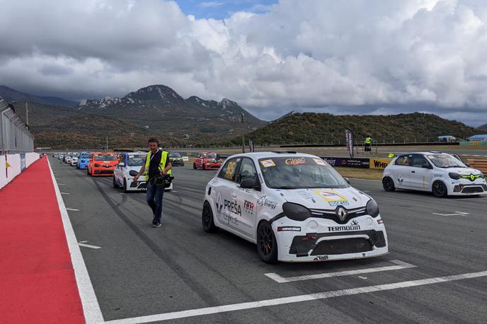 Pokal Twingo Nik Štefančič | Na startu današnje zadnje krožnohitrostne dirke na Grobniku | Foto Iztok Franko