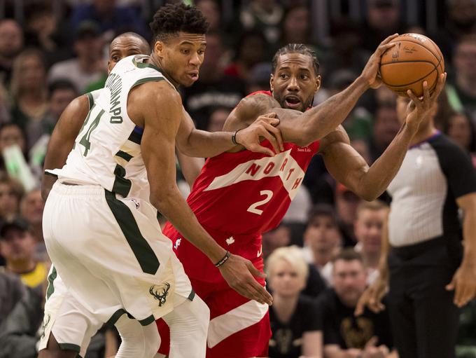 Kawhi Leonard (desno) je bil v zadnji četrtini neustavljiv, Giannis Antetokounmpo pa si je zvil gleženj. | Foto: Reuters