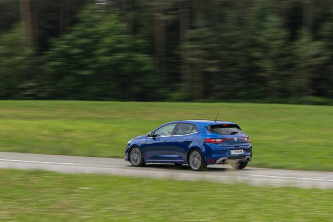 Porabo, ki jo ocenjujemo kot zelo zmerno, znižuje sistem samodejnega ugašanja, ki zahteva stalen pritisk zavore in zažene motor, tudi če voznik prestavi v N.   | Foto: Klemen Korenjak