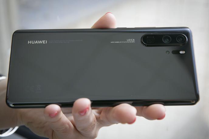 Huawei P30 Pro | Pametni telefoni Huawei (na fotografiji je model P30 Pro) so med uporabniki v zadnjih letih zelo priljubljeni. Huawei se je na krilih odlične prodaje zavihtel že na drugo mesto največjih proizvajalcev pametnih telefonov. | Foto Bojan Puhek