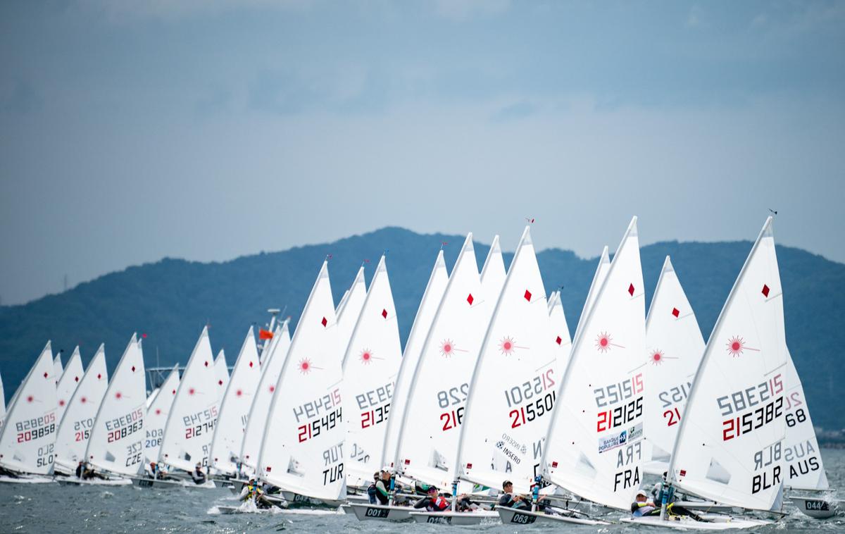 SP laser radial | Ker se sestri Pletikos po kvalifikacijah na uvodu prvenstva nista uvrstili v zlato skupino, sta že po polovici tekmovanja ostali brez možnosti, da bi Sloveniji zagotovili kvoto za olimpijske igre v Tokiu prihodnje leto v tem razredu.  | Foto JZS