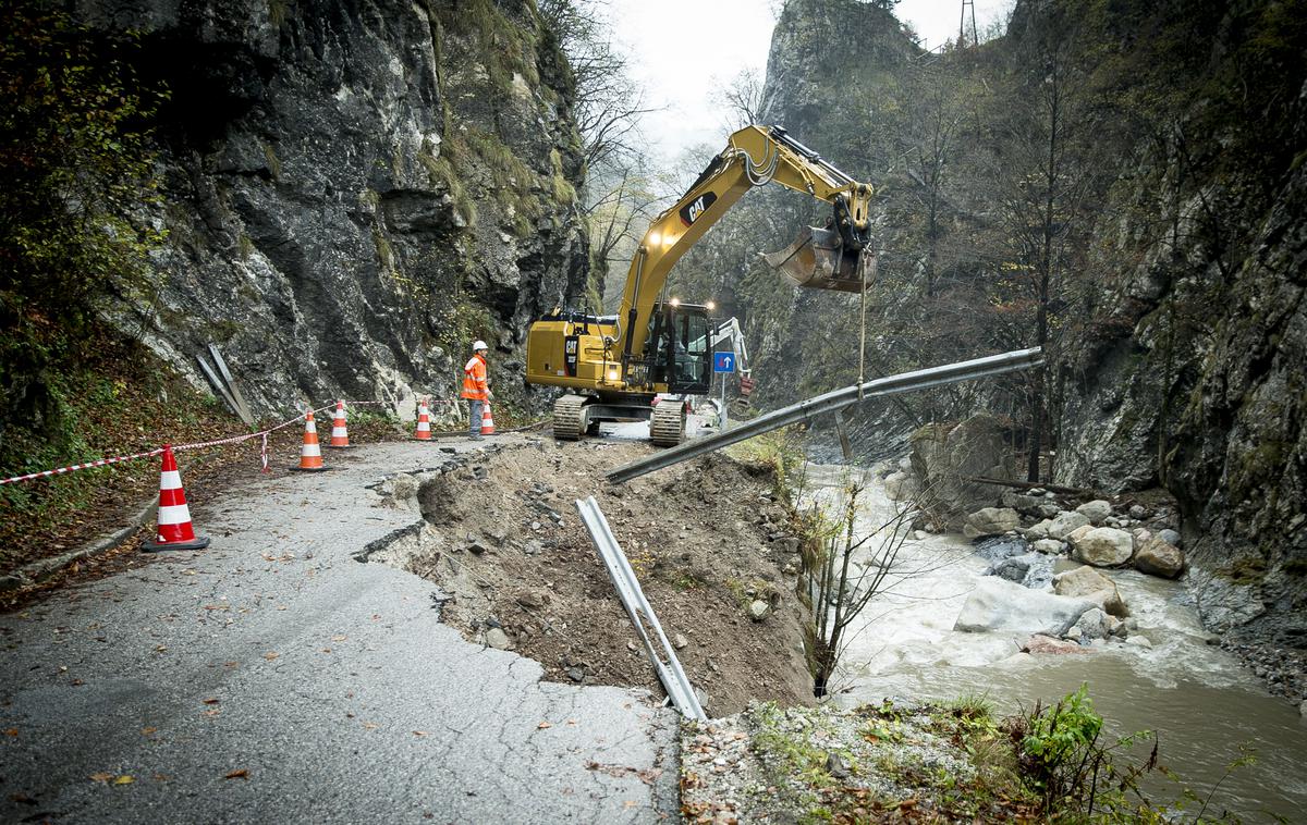 Jelendol Dovžanova soteska | Delavci danes nadaljujejo sanacijo največjih usadov, ki jih je povzročila deroča Tržiška Bistrica. | Foto Ana Kovač