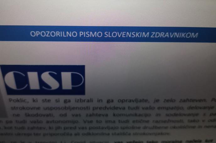 Opozorilno pismo | Eno od sporočil, s katerim je Civilna iniciativa slovenskih pravnikov pod krinko anonimnosti prejemnikom posredno zagrozila z uporabo pravnih sredstev, če bodo še naprej izvajali oziroma spodbujali cepljenje proti bolezni covid-19.  | Foto Matic Tomšič