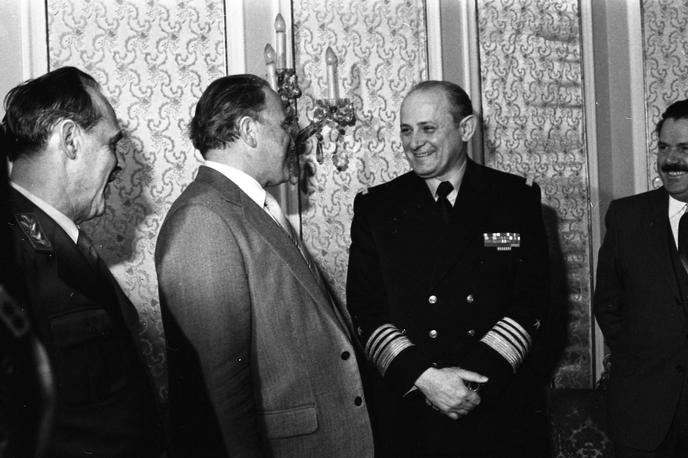 Branko Mamula | Admiral Branko Mamula na sprejemu pri Francetu Popitu, Ljubljana, marec 1980. Foto: Svetozar Busič. Hrani Muzej novejše zgodovine Slovenije.