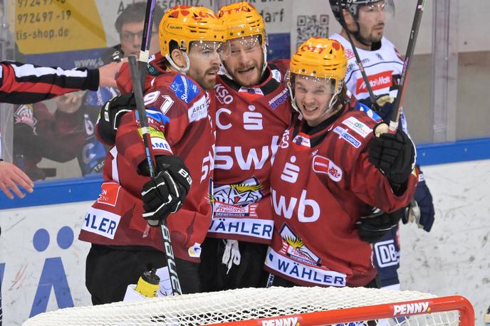 Miha Verlič, Jan Urbas, Žiga Jeglič | Miha Verlič, Jan Urbas in Žiga Jeglič bodo sezono v hokejski ligi prvakov odprli proti zadnjemu zmagovalcu iz Ženeve. | Foto Guliverimage