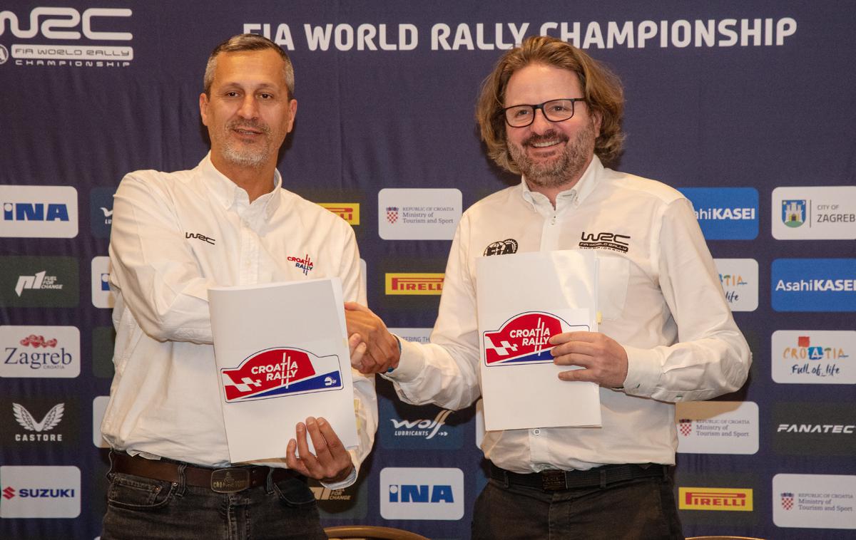 Croatia WRC | Podpis pogodbe med Danielom Šaškinom in Simonom Larkinom, predstavnikom promotorja svetovnega in evropskega prvenstva v reliju | Foto Croatia Rally