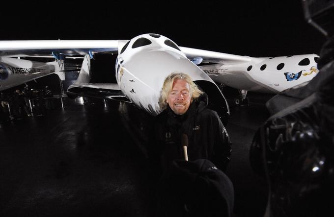 Sedeži na suborbitalnem letalu VSS Enterprise, kar je bilo pravzaprav ime plovila SpaceShipTwo (na fotografiji, pred njim stoji Richard Branson), so bili na voljo zelo ozkemu krogu ljudi, cena za enega pa je bila decembra 2008 ocenjena na 144 tisoč evrov. To, da je letalo suborbitalno, sicer pomeni, da doseže in prečka tako imenovano Karmanovo črto, navidezno mejo med atmosfero in vesoljem, a ne gre tako visoko, da bi se ujelo v Zemljino orbito kot Mednarodna vesoljska postaja.  | Foto: Reuters