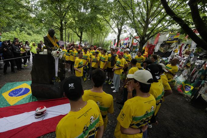 Poklonili so se spominu na Ayrtona Senno in Rolanda Ratzenbergerja, ki sta v Imoli umrla pred 30 leti. | Foto: Guliverimage