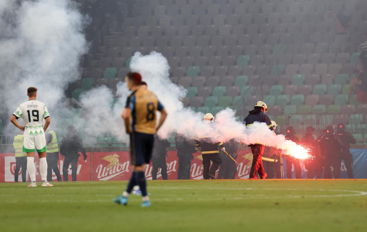 NK Olimpija : NK Rijeka | Na tekmi v Stožicah je prišlo do več navijaških incidentov.  | Foto Filip Barbalić/www.alesfevzer.com