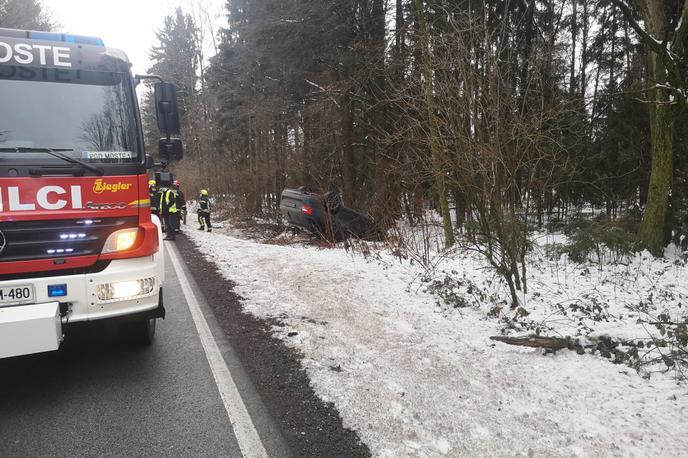 Nesreča | Reševalci NMP Kranj so voznika prevzeli in odpeljali na nadaljnje preiskave. | Foto PGD Moste