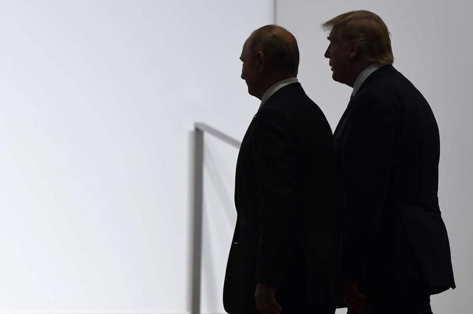 Donald Trump, Vladimir Putin | Trump, ki bo danes prisegel za nov mandat, je med volilno kampanjo večkrat hvalil svoje odnose s Putinom in trdil, da lahko konča vojno v Ukrajini v 24 urah, čeprav ni nikoli pojasnil podrobnosti. V preteklosti je bil tudi kritičen do obsežne vojaške pomoči, ki jo Washington namenja Kijevu. | Foto Guliverimage