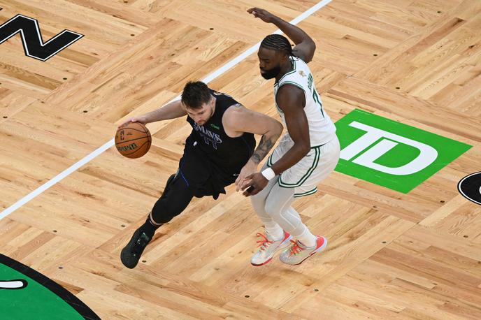 Luka Dončić | Luka Dončić je na uvodni tekmi finala doživel visok poraz. | Foto Reuters