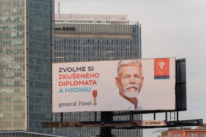 Petr Pavel se je rodil leta 1961 v kraju Plana pri Plznu na Češkem. V Opavi je končal vojaško gimnazijo, nadaljeval šolanje na vojaški akademiji v kraju Vyškov in jo končal leta 1983. V češkoslovaški vojski je bil najprej poveljnik padalskega voda. Leta 1985 je vstopil v komunistično stranko in bil njen član do žametne revolucije leta 1989. Po zlomu komunizma je odšel na šolanje v ZDA in Veliko Britanijo, kjer je opravil magisterij iz mednarodnih odnosov. Med letoma 1991 in 1993 je delal v vojaški obveščevalni službi. Pozneje je bil poveljnik češkega kontingenta v Bosni in Hercegovini. Zaradi reševanja francoske enote, ki so jo obkolili bosenski Srbi, je prejel češko in francosko odlikovanje. Pavel je imel po koncu misije v BiH različne visoke položaje v češki vojski in v strukturah Nata, med drugim je bil svetovalec generalnega sekretarja Nata Jensa Stoltenberga. Leta 2018 se je upokojil. Svojo politično usmeritev opisuje kot desnosredinsko z močnim socialnim čutom. Članstvo v češkoslovaški komunistični stranki je označil za napako. | Foto: Guliverimage/Vladimir Fedorenko