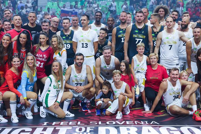 Noč zmaja | Goran Dragić in vsi udeleženci ekshibicijske tekme, s katero je sklenil bogato košarkarsko pot. V Ljubljani toliko košarkarskih zvezdnikov še ni bilo na kupu. | Foto www.alesfevzer.com