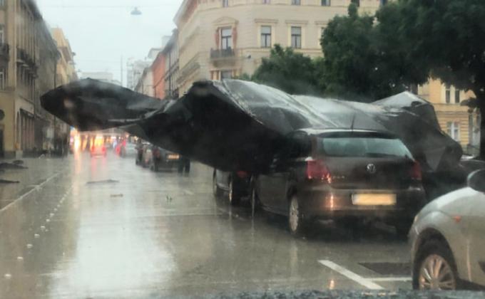 V središču Ljubljane pri operni hiši je neurje odneslo streho. | Foto: Instagram & Imdb