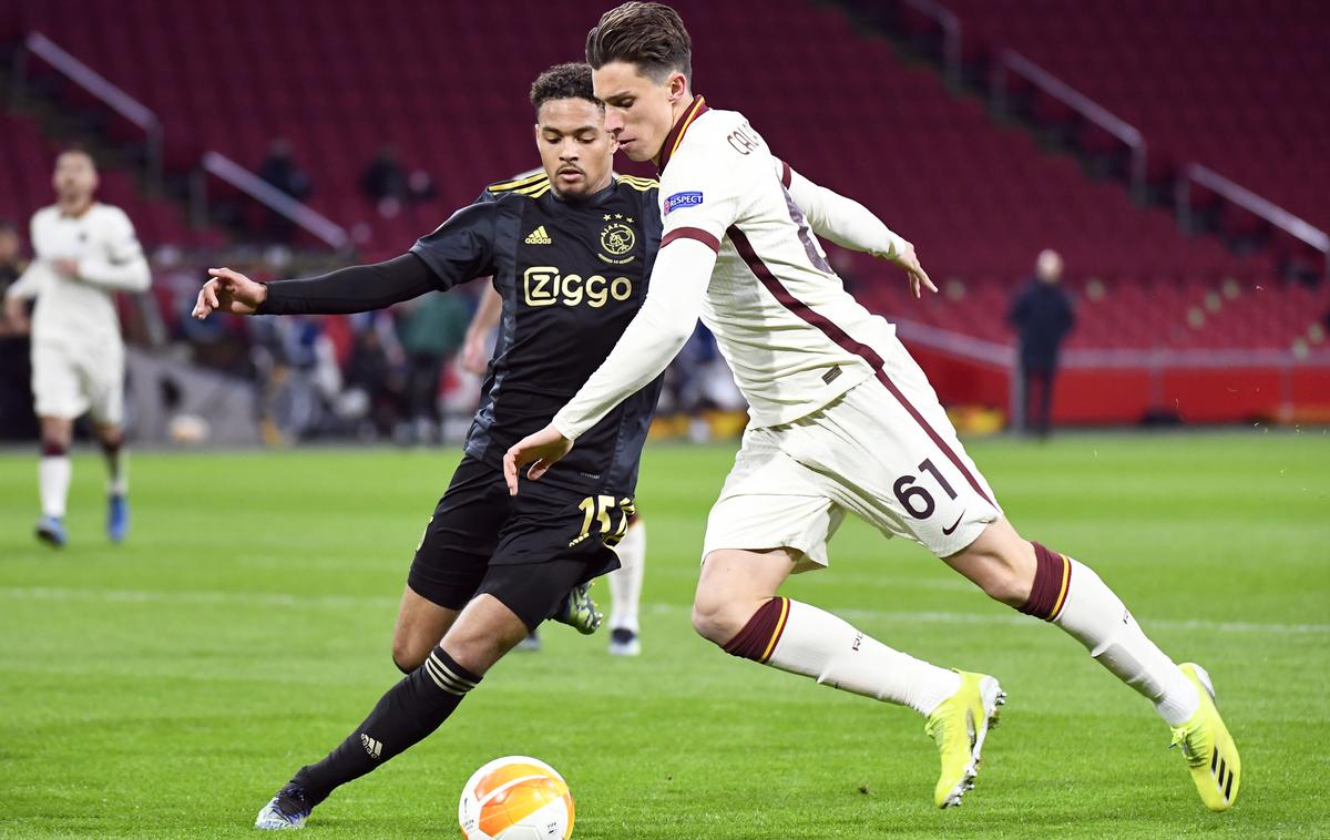 Roma Ajax Calafiori | Mladi Italijan Riccardo Calafiori je pomagal Romi do zmage v Amsterdamu, a bil vmešan tudi v nenavadni incident. | Foto Reuters