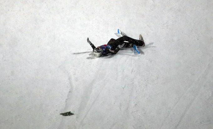 Nesrečen padec pri pristanku. | Foto: Reuters