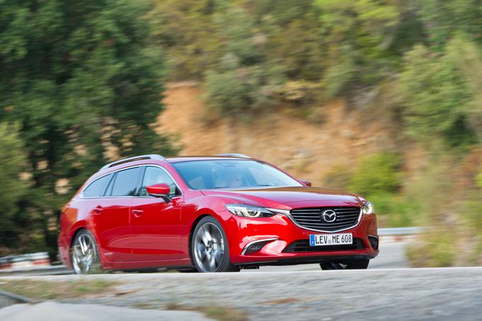 Mazda6 tretje generacije, predstavljene leta 2012, je eden tistih avtomobilov, ki se – vsaj oblikovno – stara počasneje od povprečja: takšna deluje že na oko, pa tudi kupci so, kažejo številke, z njo še vedno zadovoljni. Je pa v tem času na trg prišlo precej novosti, povezanih predvsem z elektroniko, zato so pri Mazdi svojo šestico za modelno leto 2017 v mnogočem posodobili. Del izboljšav tako temelji na elektroniki, a še zdaleč ne vse. | Foto: 