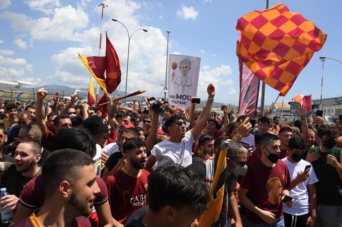 Roma Navijači Mourinho | Navijači Rome so navdušeni, ker bo sinove volkulje vodil Jose Mourinho. | Foto Reuters