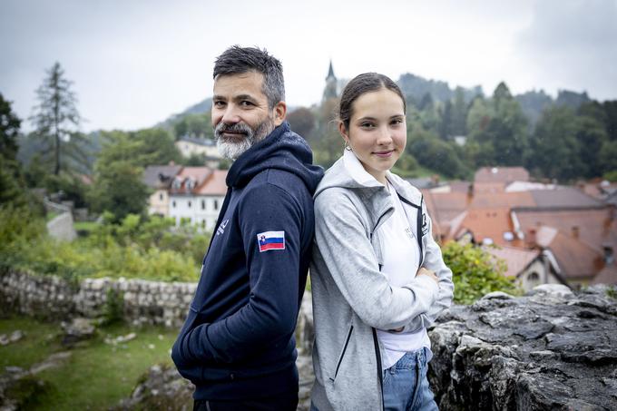 Gosta Sobotnega intervjuju sta najboljša slovenska gorska kolesarja Maruša Tereza Šerkezi in njen oče ter trener Matjaž Šerkezi. | Foto: Ana Kovač