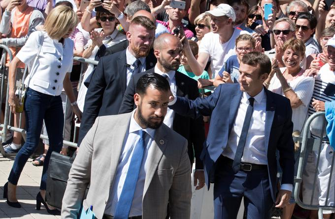 26-letni Alexandre Benalla je v času predsedniške kampanje delal kot Macronov varnostnik, po Macronovi zmagi na predsedniških volitvah pa je bil v predsednikovem kabinetu pristojen za varnost. | Foto: Reuters