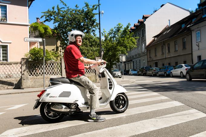 Najprej bolj previdno, po prvem kilometru pa je že steklo. Vespa je zakon! | Foto: Klemen Korenjak