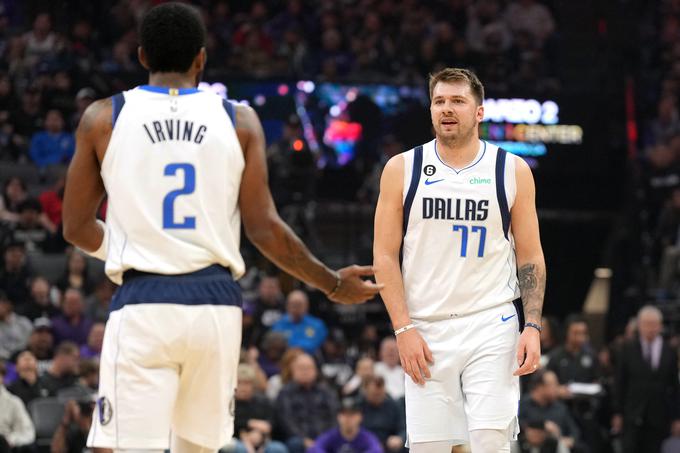 Luka Dončić in Kyrie Irving sta v tej sezoni skupaj odigrala 16 tekem. Dallas jih je dobil le pet in na lestvici zdrsnil na 11. mesto zahodne konference. "Je zelo dober igralec. Hoče svoj mir, je tudi izjemna oseba. Z njim se lahko normalno pogovarjaš. Pred tem ga nisem poznal, a lahko povem, da stvari, katere so pisali o njem kot osebi, ne držijo." | Foto: Reuters