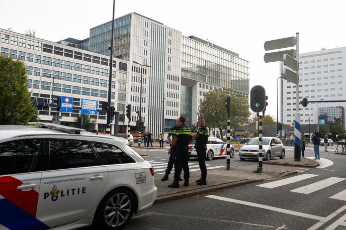 strelski pohod v Rotterdamu | 32-letnik je v četrtek sprva ustrelil 39-letno sosedo v njenem stanovanju in huje ranil njeno 14-letno hči, ki je kasneje podlegla poškodbam. Nato je v univerzitetni bolnišnici ustrelil še 43-letnega profesorja. Tako v stanovanju in v bolnišnici je nato še zanetil požar. Po poročanju medijev ga je soseda pred časom prijavila zaradi mučenja živali. | Foto Reuters