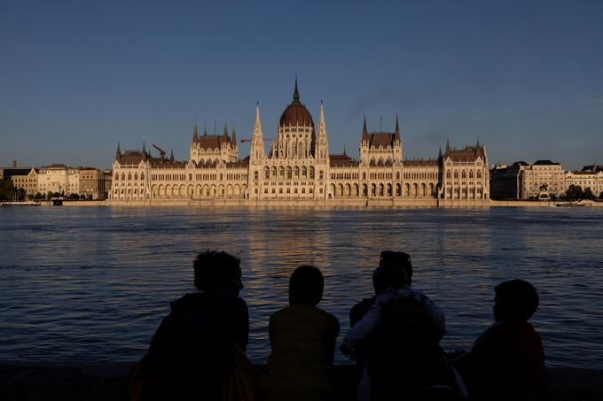 Zaradi narasle Donave je madžarski parlament videti kot otok. | Foto: Reuters