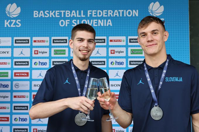 Jan Zemljič in Matija Samar ob povratku po osvojeni srebrni medalji na letošnjem evropskem prvenstvu do 20 let. | Foto: Aleš Fevžer