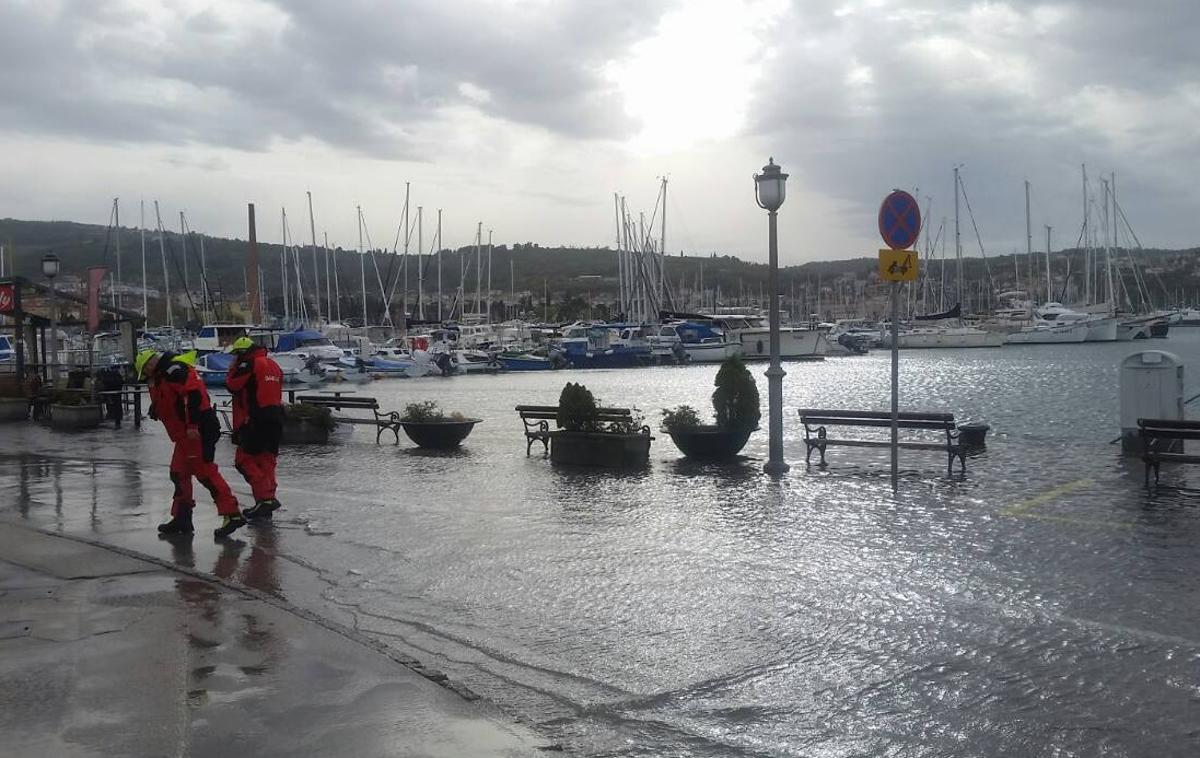 Izola poplave | Še vedno lahko poplavi tudi morje.  | Foto Matic Cvelbar