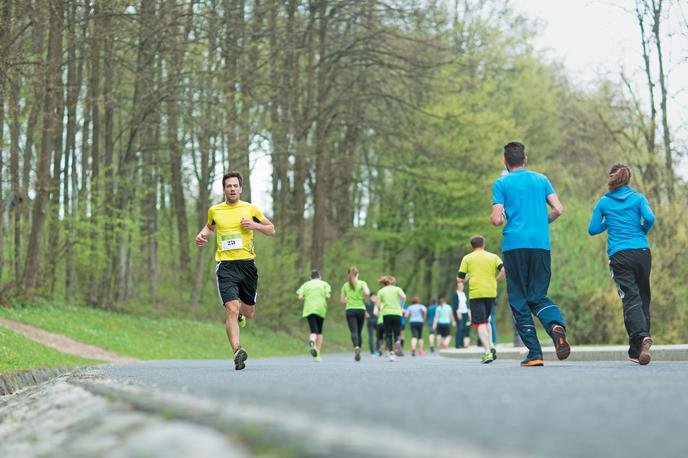 Hop na grad |  Z dogodkom spodbujajo zdrav način življenja in povezujejo ljudi, ki želijo vračati v skupnost, iz katere izhajajo.