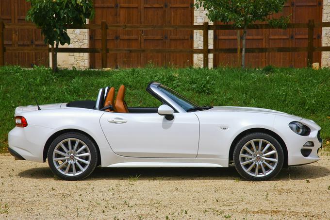 Fiat 124 sport spider je bil le za las krajši od štirih metrov, 124 spider je za dobrega pol decimetra daljši od štirih metrov. | Foto: Vinko Kernc