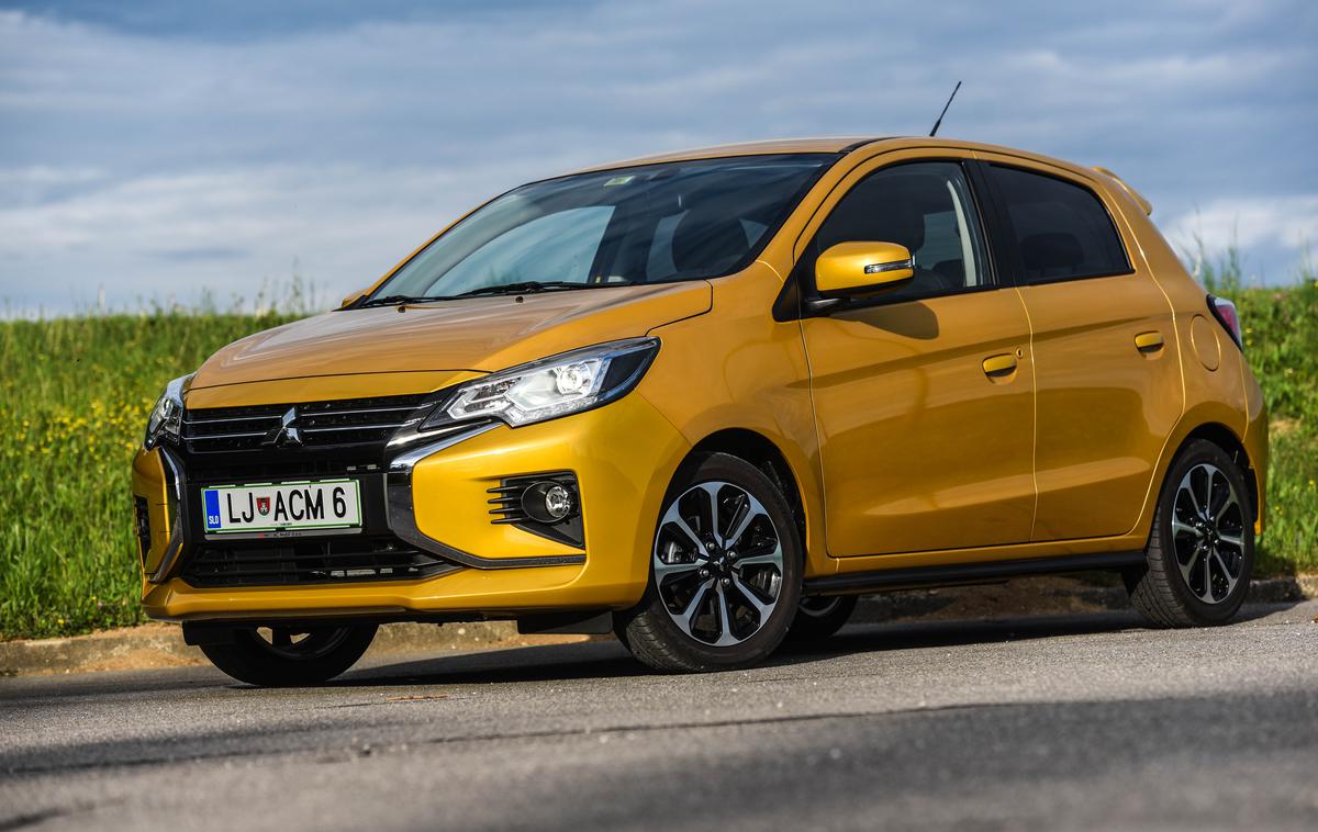 Mitsubishi spacestar | 15-palčna lita platišča spadajo k opremi od intense naprej. Črn gumbek za odklepanje brez ključa je nameščen poleg vratne kljuke samo na levi strani. | Foto Gašper Pirman