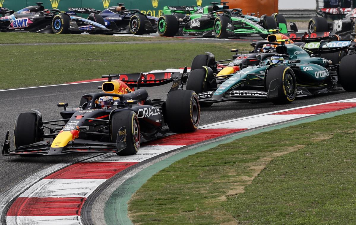 VN Kitajske štart Max Verstappen Red Bull Fernando Alonso Aston Martin | Max Verstappen je na štartu zadržal prvo mesto, Fernando Alonso pa je v prvem zavoju prehitel Sergia Pereza. | Foto Reuters