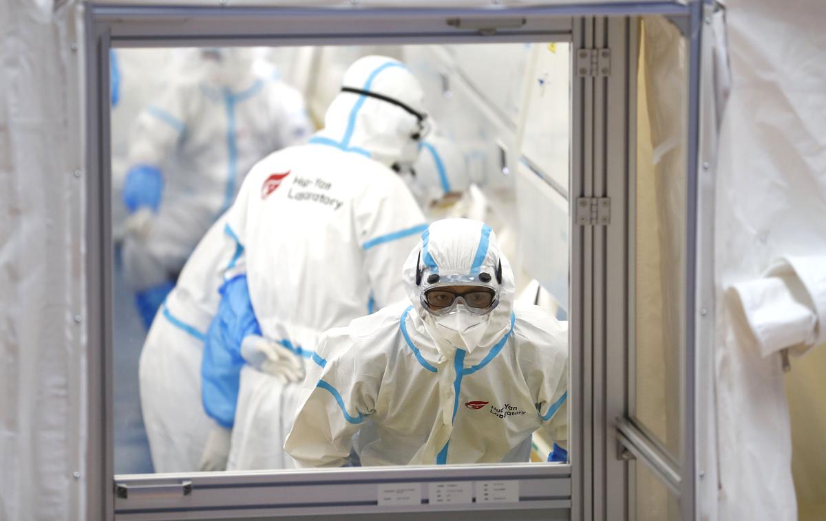 laboratorij, covid-19 | Ameriška znanstvenika menita, da je virus ušel iz wuhanskega laboratorija, kjer je bil že od leta 2012. | Foto Getty Images