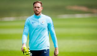 Jan Oblak prvič na igrišču. Na tribunah praznih mest skoraj ni več.