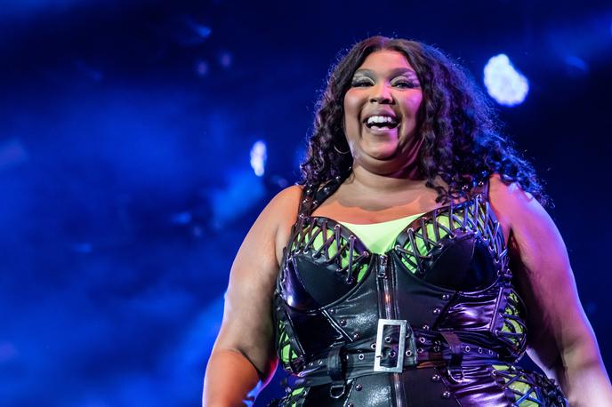 Lizzo | Arianna Davis, Crystal Williams in Noelle Rodriguez pevko obtožujejo, da so bile med letoma 2021 in 2023 "prisiljene prenašati spolno ponižujoče vedenje in sodelovati v motečih spolnih predstavah".  | Foto Guliverimage